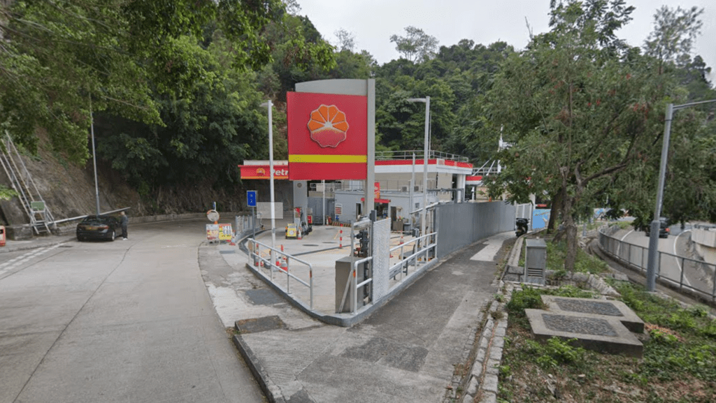 深水埗野猴疑口吐白泡 途人報案兼通知愛協 人員到場爬樹離開。Google Map截圖