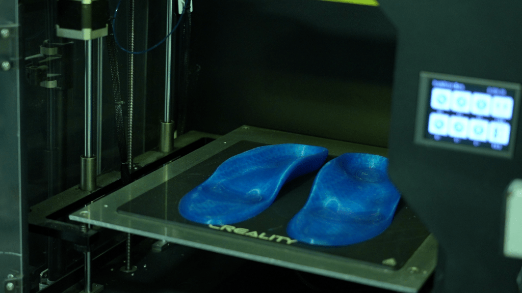 利用3D打印的技術去做矯形鞋墊，可以調校到不同的軟硬度。