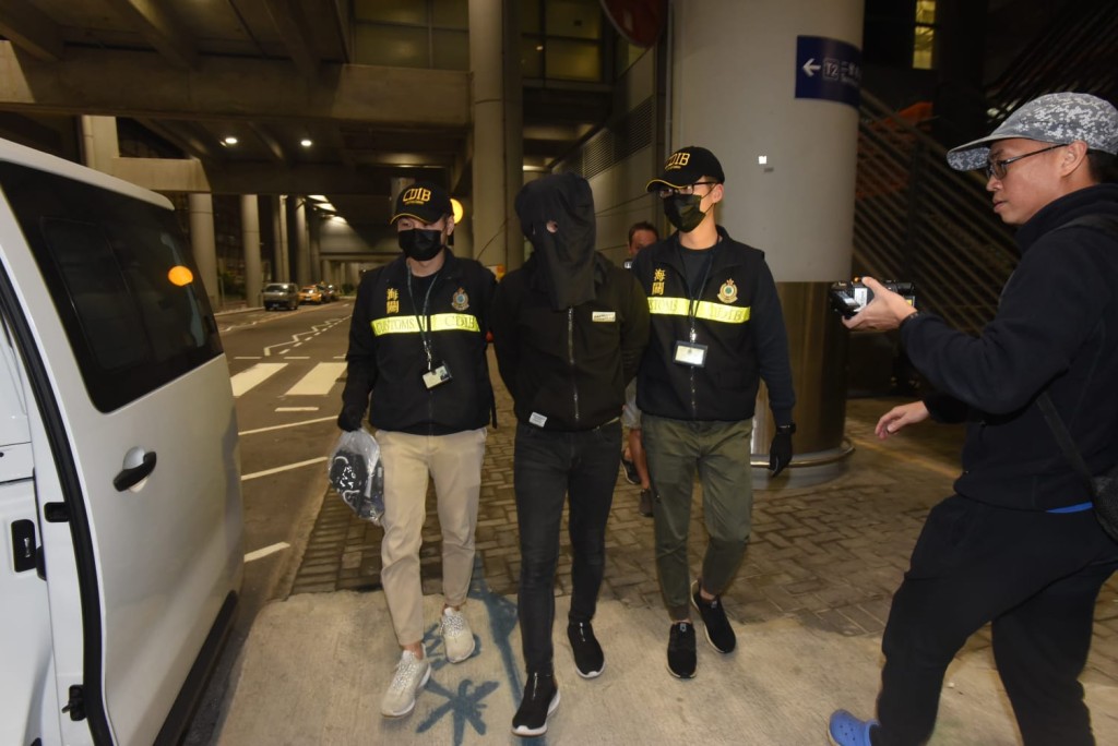 被捕兼職侍應 。