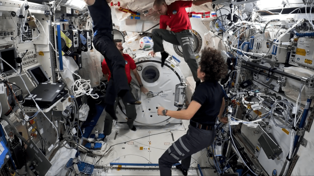 太空人在无重力状态下搓波。 fb / NASA