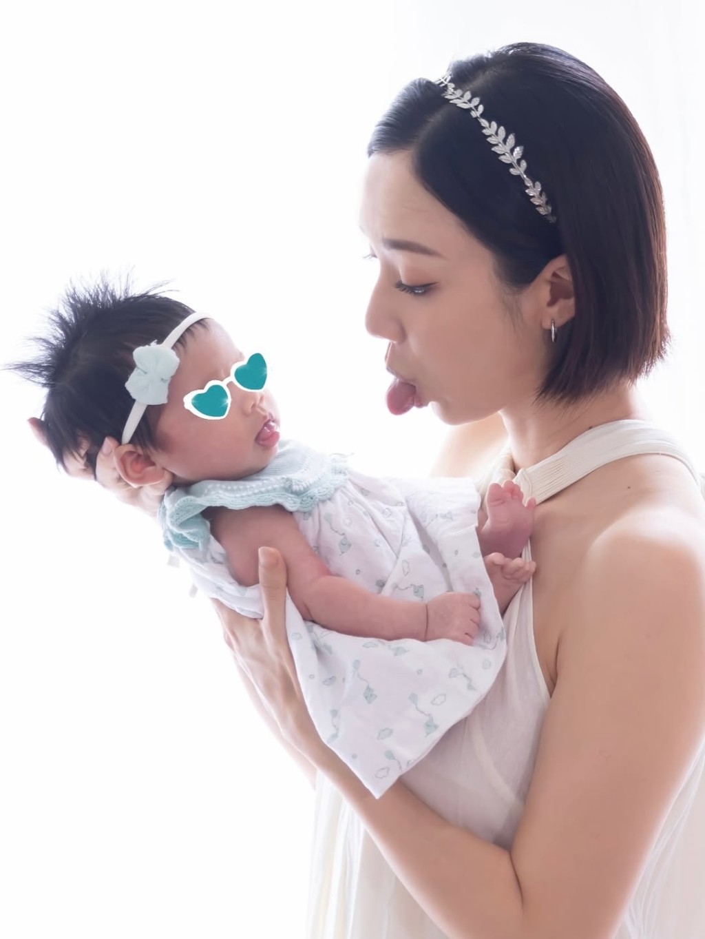 王君馨學囡囡伸脷。 王君馨學囡囡伸脷。