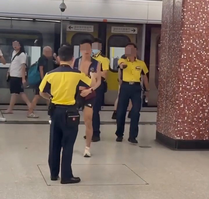 處理事件時,還有一名女職員在場維持 秩序,揮手請一名在旁不斷以相機拍攝 的乘客「行埋一邊、行埋一邊」。facebook截圖 處理事件時,還有一名女職員在場維持 秩序,揮手請一名在旁不斷以相機拍攝 的乘客「行埋一邊、行埋一邊」。facebook截圖