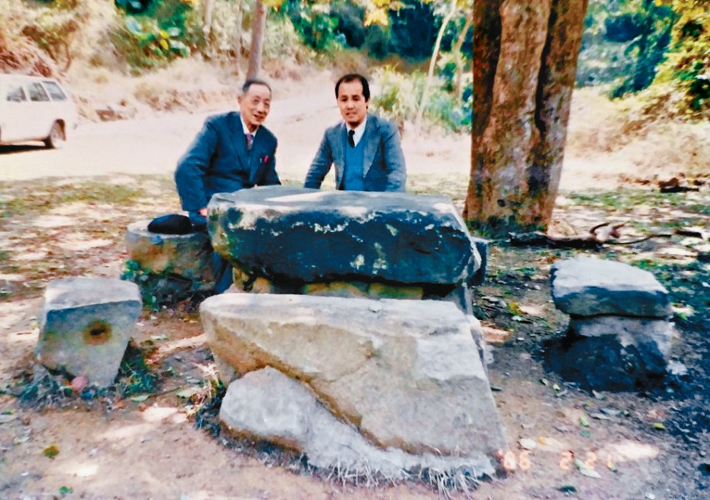 1986年，王福義陪同已故園林大師陳從周到訪城門郊野公園。