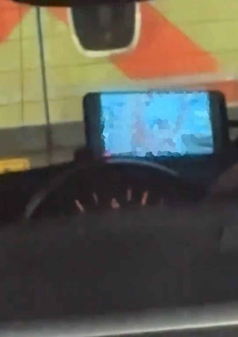 片中可以清楚看到司機在觀賞兩人性交的畫面。 X