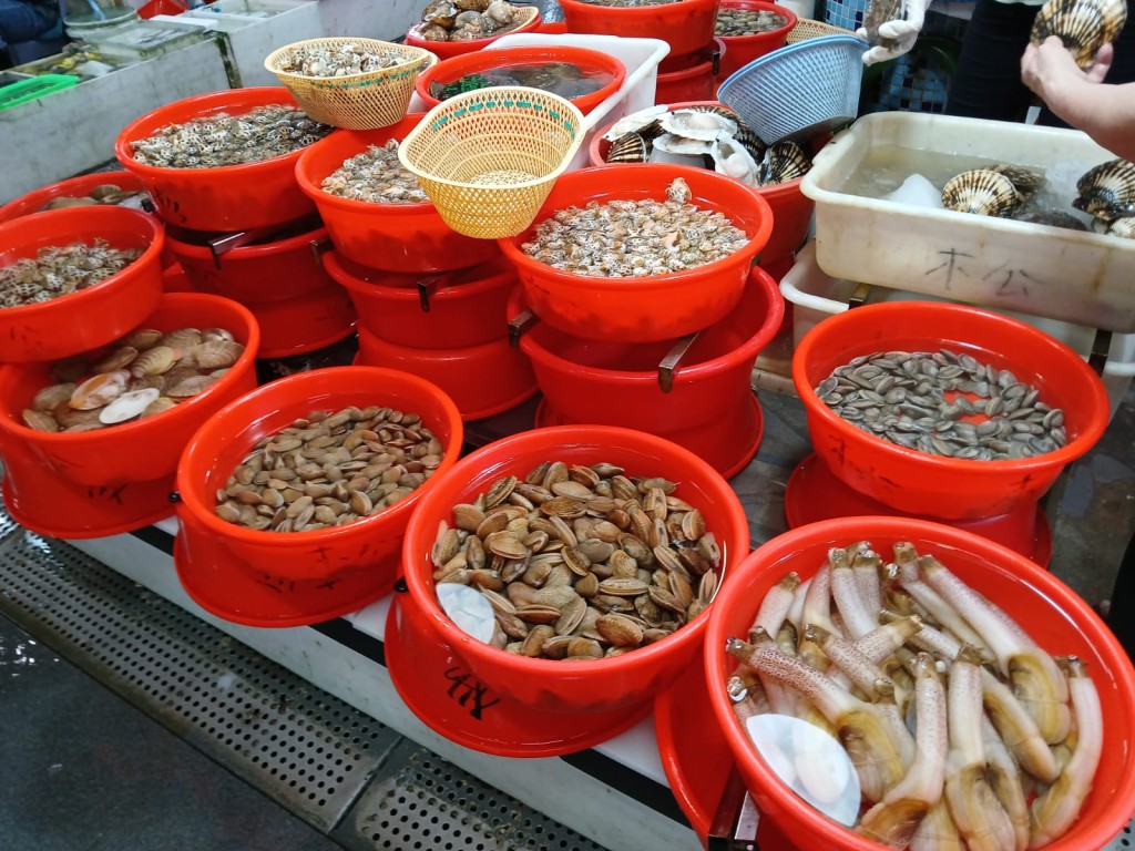 「蛇口市場」海鮮款式多元化。網圖