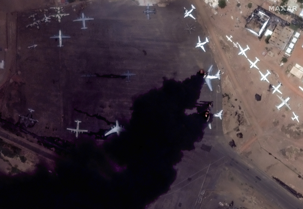 衞星图片显示两架飞机在苏丹喀土穆国际机场起火。美联社