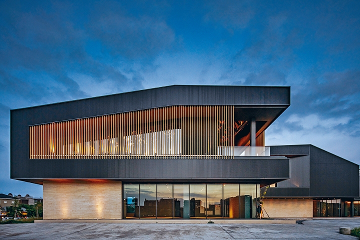 藝術館由台灣著名建築師潘天壹負責設計。