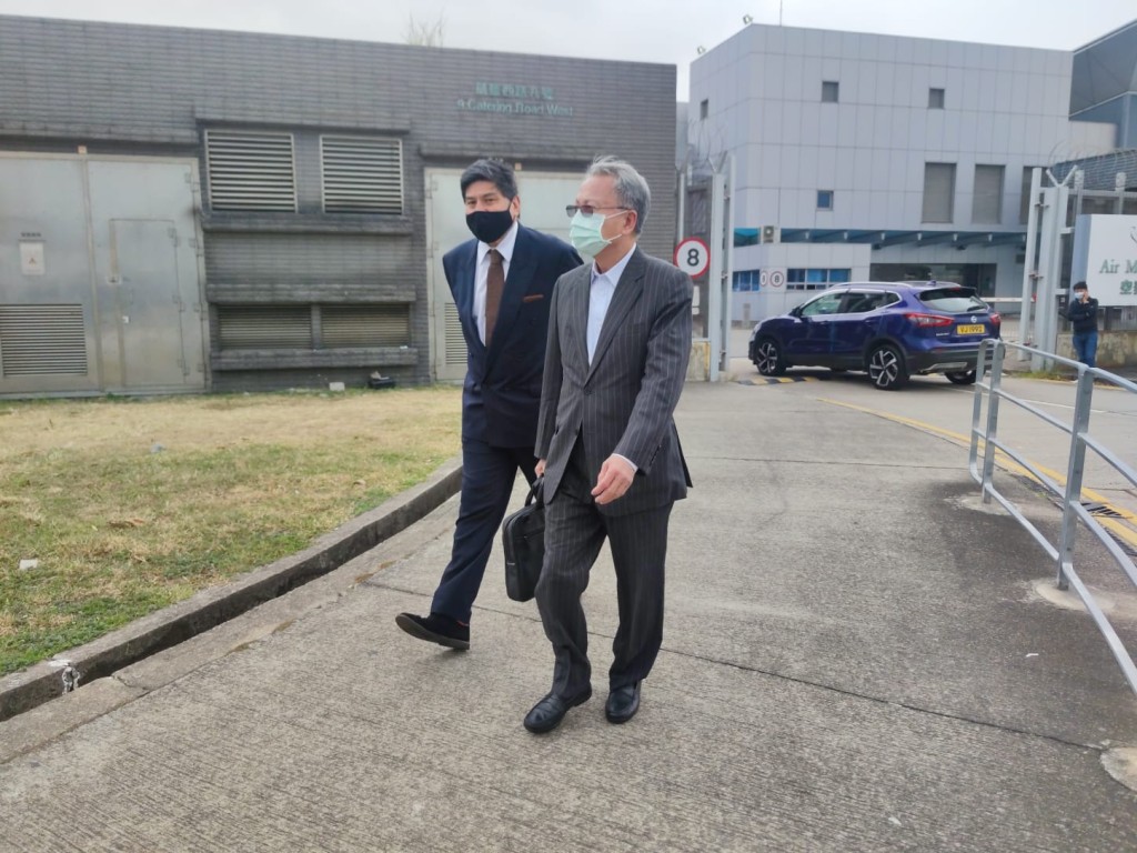 郭永鴻的代表律師到達機場警署。