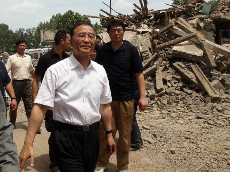 2008年溫家寶在四川地震後來前往災區救災。網上圖片