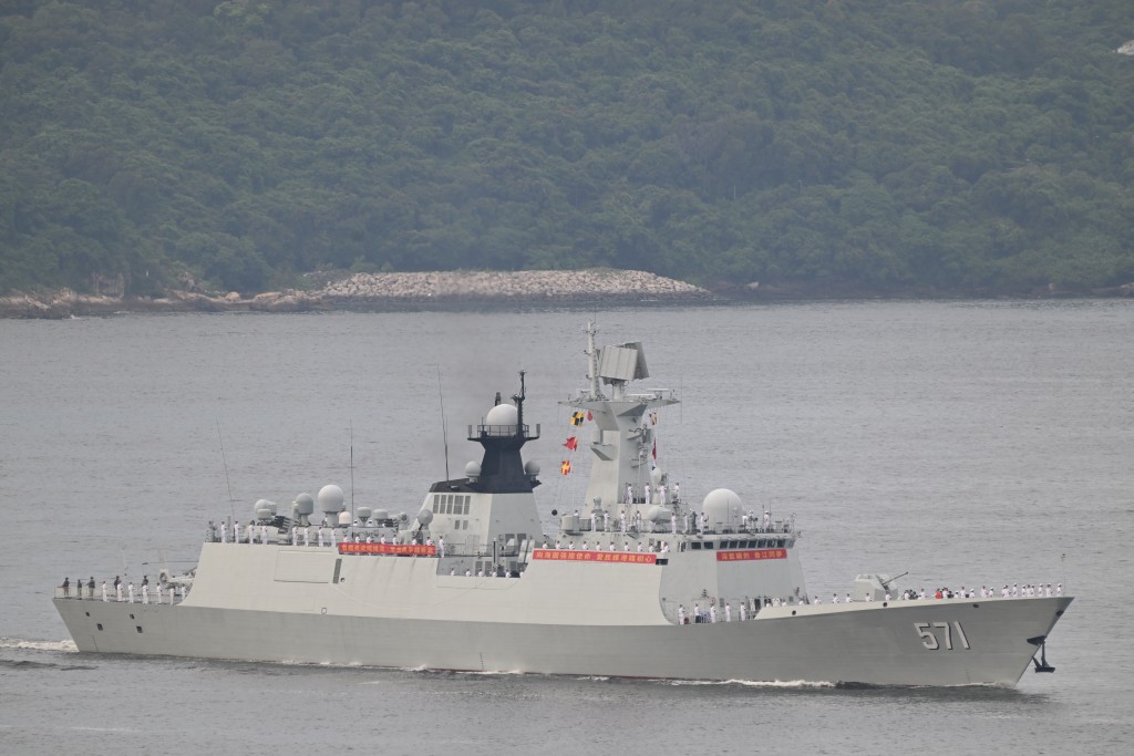 山東艦航母編隊訪港 - 域多利道情況。劉駿軒攝