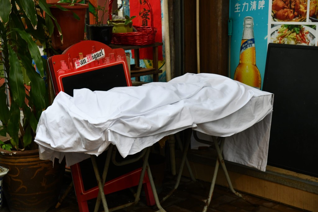 消防員用白布遮蔽貓屍。