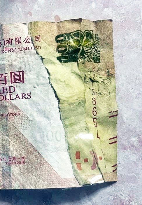 樓主：「話說琴日見到我隻狗咬咗張$100，然後啱啱屙返出嚟。但都係冇用。。。我隻狗真係識食，食100紙。我仲要攞手套執返佢嚿屎同張$100」。