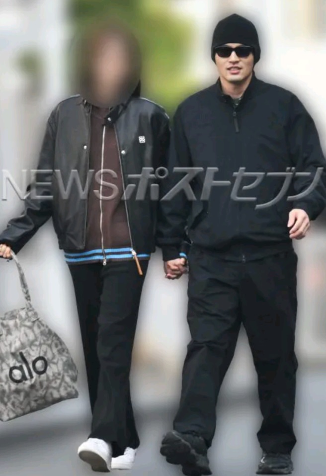 水上被拍到與年上美女牽手到超市採購。 水上被拍到與年上美女牽手到超市採購。