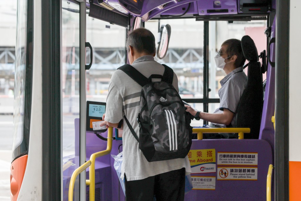 為60歲或以上長者而設的2元乘車優惠計劃,昨(3日)起調整為「兩蚊兩折」。資料圖片 為60歲或以上長者而設的2元乘車優惠計劃,昨(3日)起調整為「兩蚊兩折」。資料圖片