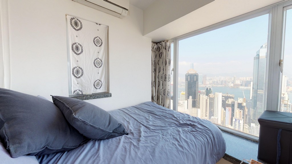 就寢空間位於單位盡頭，並外望開揚維港海景及市景。
