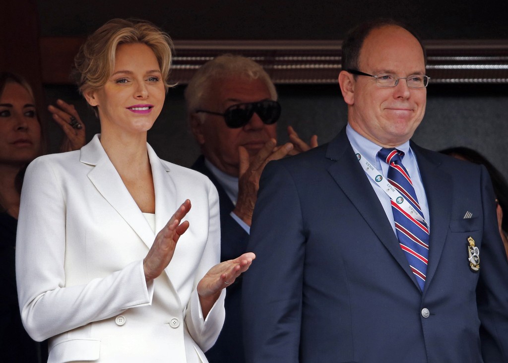 摩納哥夏琳親王妃（Charlene Wittstock）與阿爾貝二世觀看網球決賽。 路透社