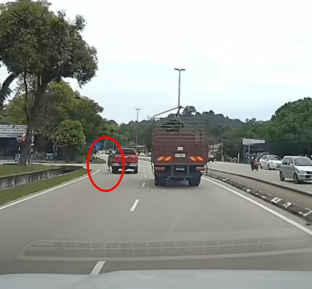 突然一名男子從四驅車前面走出,橫過馬路,但剛才馬路上明明沒有人,情景十分詭異。 突然一名男子從四驅車前面走出,橫過馬路,但剛才馬路上明明沒有人,情景十分詭異。