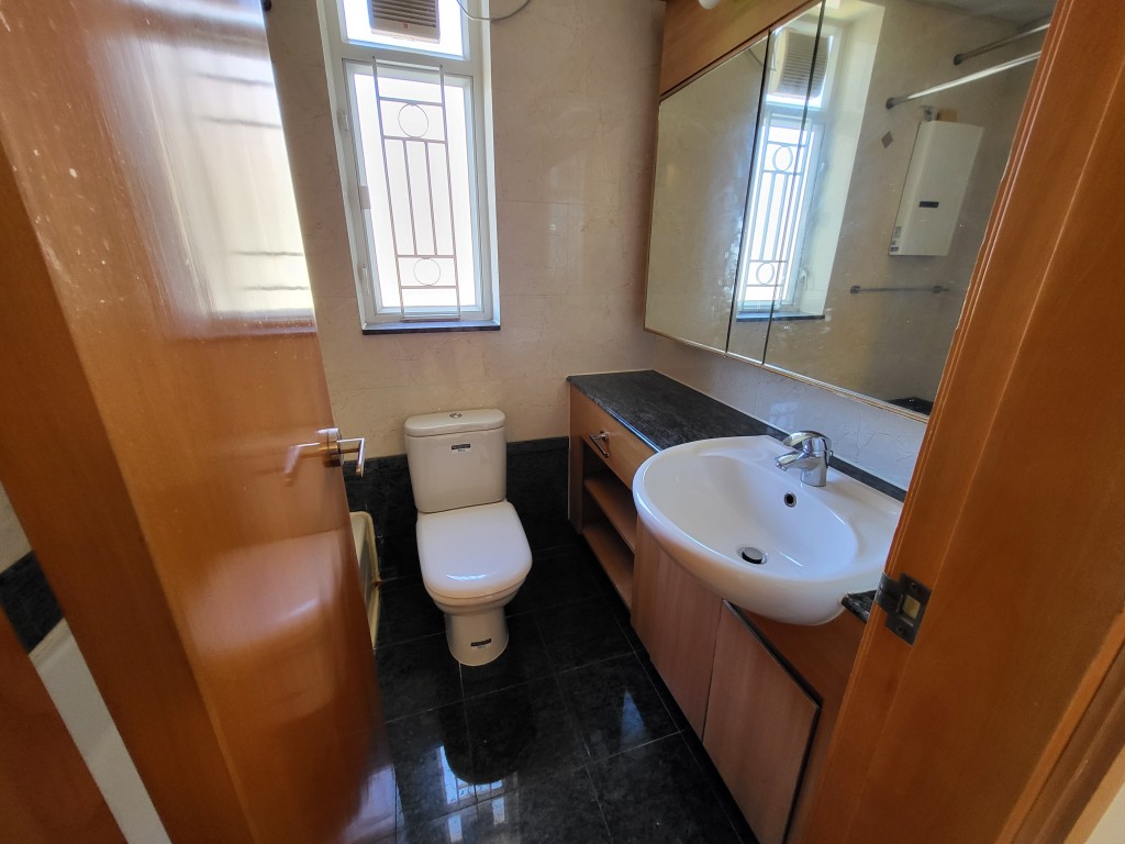 浴室設有洗手盆櫃，方便收納衞浴用品。