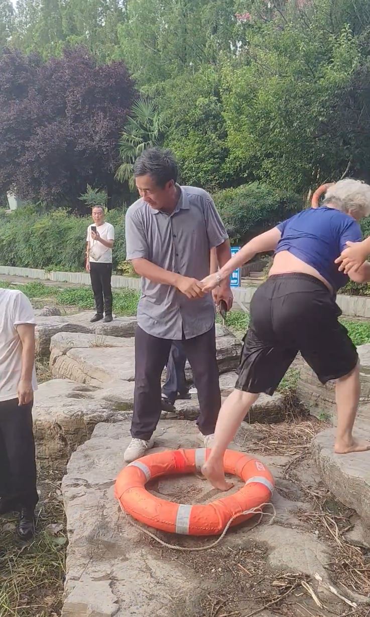 71歲「白頭阿婆」劉德芳見義勇為落河救人卻不留名便離開。