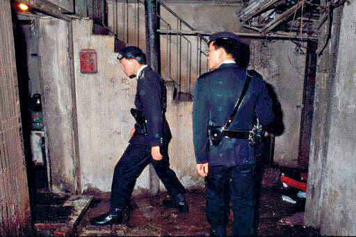 軍裝巡邏寨城。