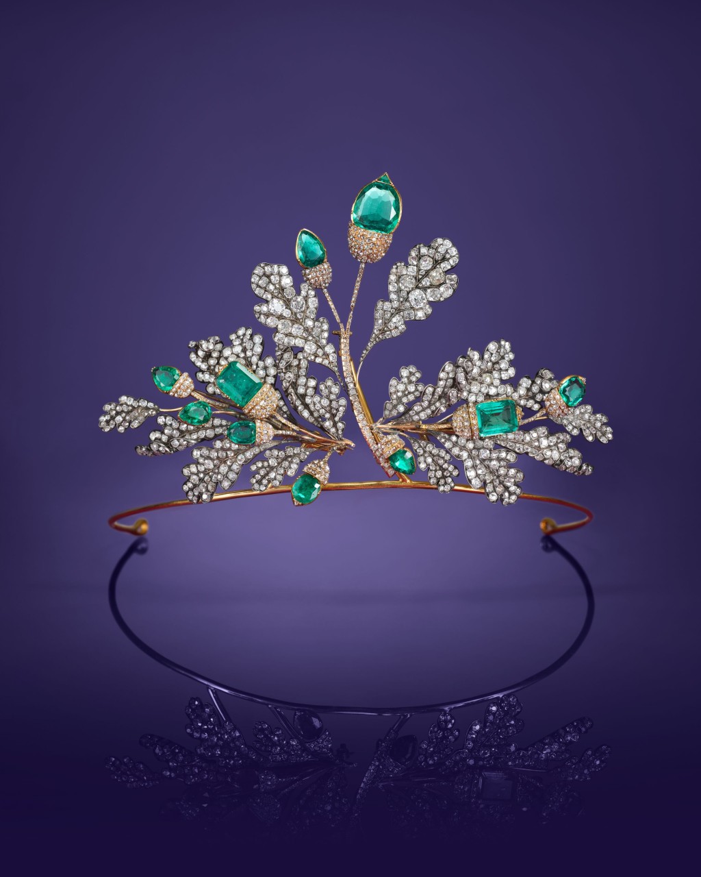 冠冕鑲嵌祖母綠及鑽石，可分拆為3件胸針。（約1840年至1950年）