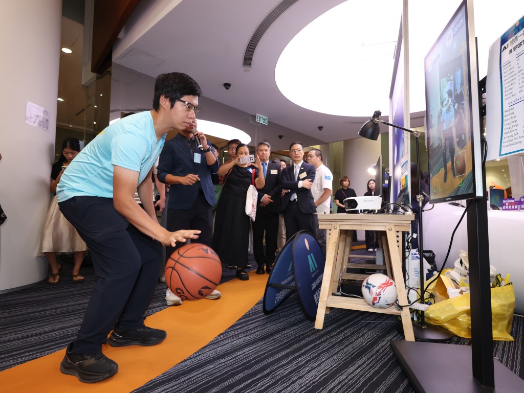 瑪迪（香港）有限公司展示室內AI智能健身屏，透過即時動作追蹤及視覺指引，協助使用者提升姿勢準確度、身體協調及運動安全。