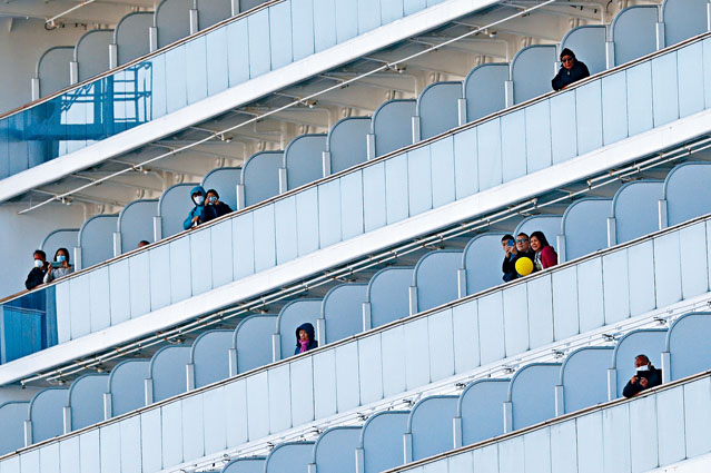 「钻石公主号」的乘客在「放风」时间甲板透气。