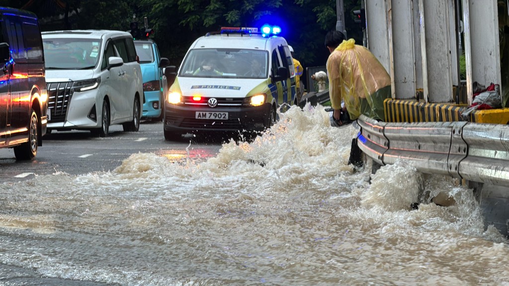 路旁仍不斷有泥水湧出。