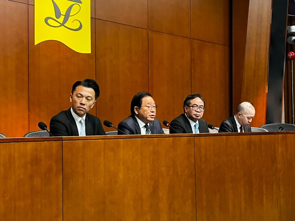 林健鋒（左二）希望政府進一步下調股票印花稅至0.05%。黃子龍攝