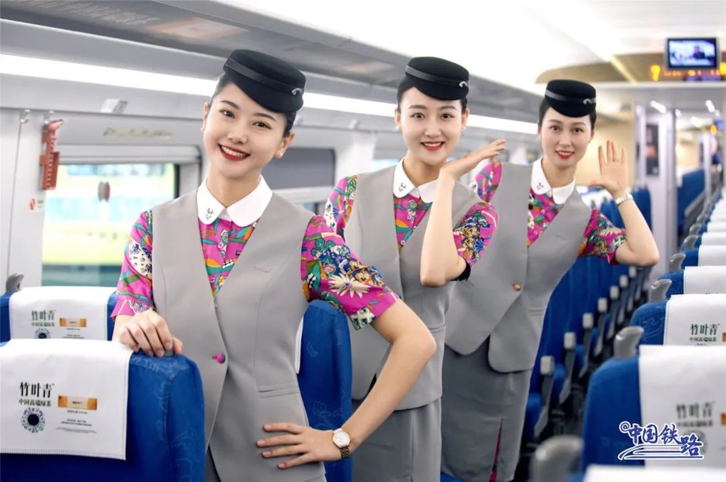 成都至香港動車7.1正式開通，服務員制服曝光，優雅清新有熊貓圖案。  中國鐵路