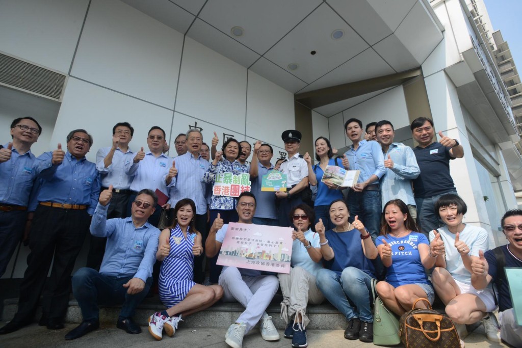 撐警人士與代表接收心意卡的當值指揮官握手及合照。