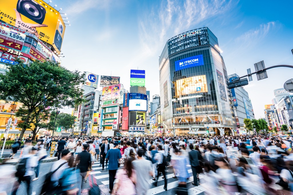 「高度專門職」以往在日本停留3年才可申請永住權的制度，亦縮短至1年；未來更擬允許海外大學畢業生日本求職時可停留2年等。