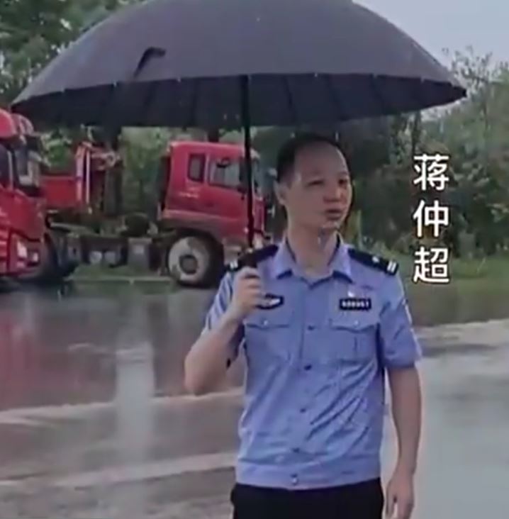 武漢交警蔣仲超因攔停衝路障汽車，被頂行逾600米殉職。微博