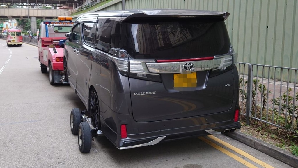 8輛違例停泊的車輛遭拖走。資料圖片