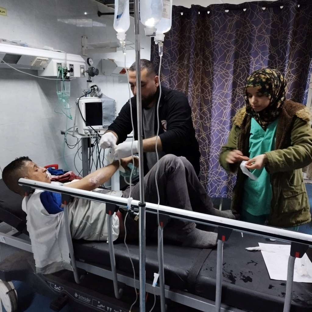 在納賽爾醫院接受治療的病人。路透社