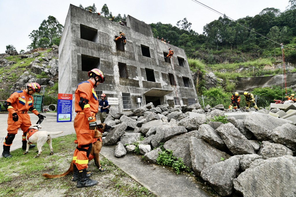 「山體滑坡坑道掘進救援」是模擬地震導致山崩引發泥石流、房屋被埋，有人員被困。盧江球攝
