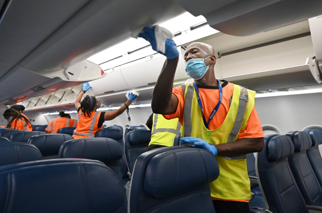 班機落地後，工作人員隨即進行大清掃。網上圖片