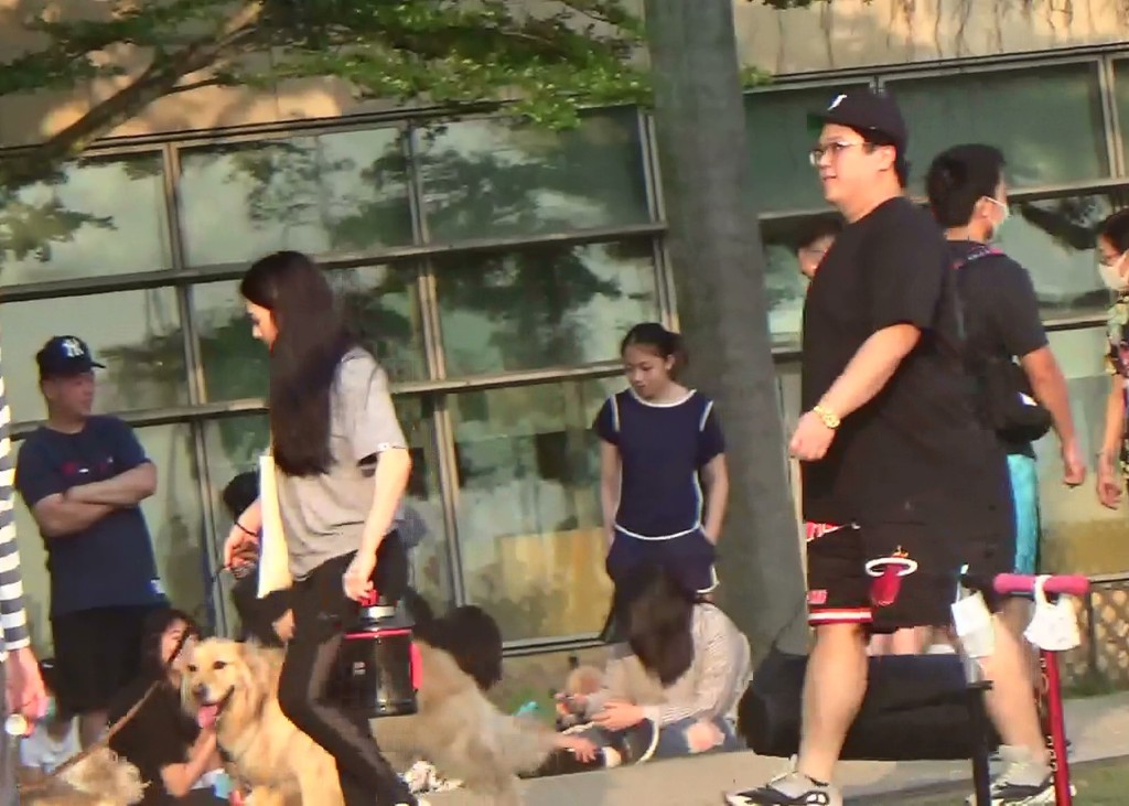 JW拖住兩隻愛犬離開,尾隨的Tarzan則負責拎地蓆。
