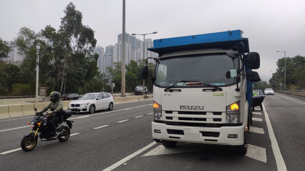 警方在将军澳公路截查一辆货车，揭发司机停牌驾驶及驾驶时没有第三者保险。