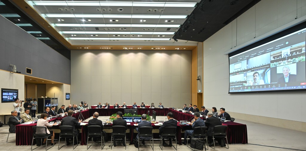 行政長官李家超2023年11月8日在政府總部主持特首顧問團第二次會議。政府新聞處