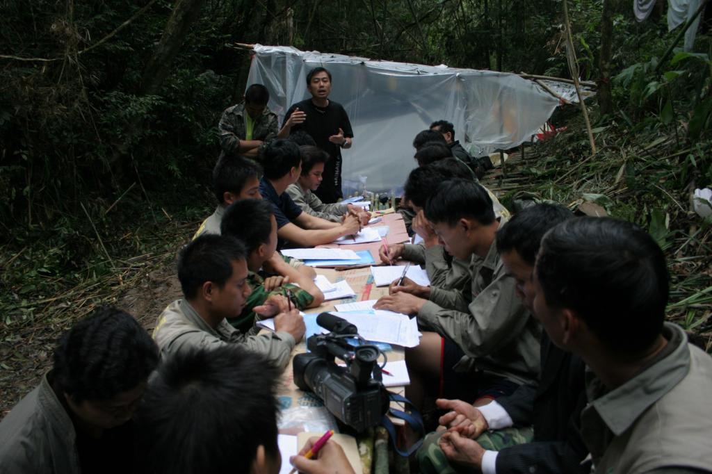 陳輩樂於海南鸚哥嶺考察時，就地在山中開班培訓護林員。
