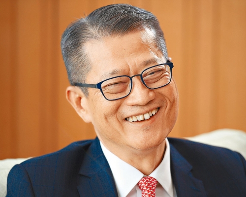 陈茂波笑着称，这两年挑战很大，目前最紧要做好手头上的工作。