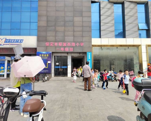 河北一所小學竟租用商場當一年級學生的課室。（網上圖片）