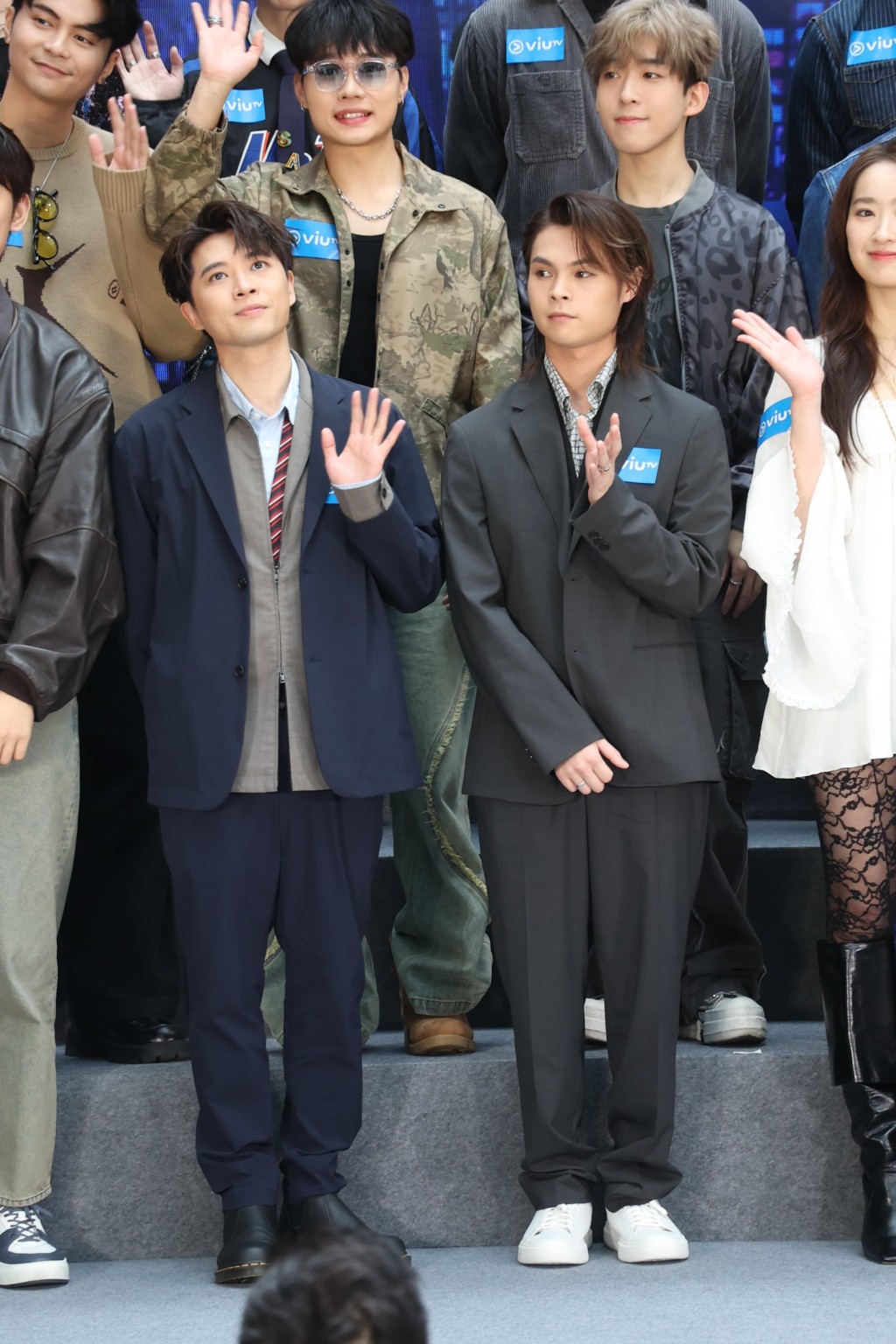 Frankie同樓上fans揮手。 Frankie同樓上fans揮手。