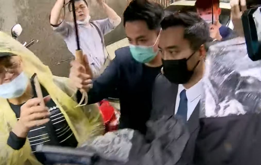 賴弘國今晨現身其診所門外，其間遭大批傳媒追訪，場面混亂。