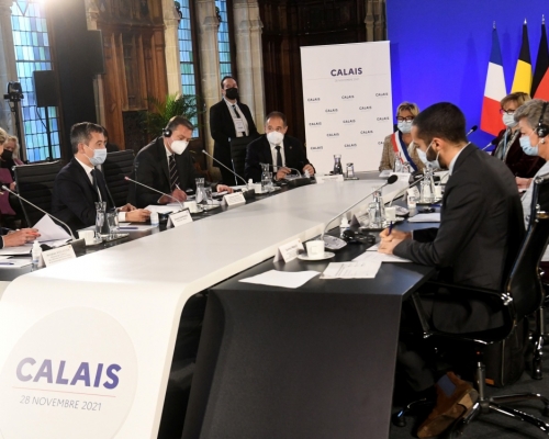 法國與歐洲多國代表在加來召開會議，商討打擊偷渡問題。路透社圖片