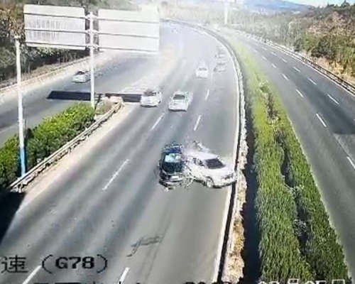 白色車司機錯過高速公路分岔口,在高速公路倒車,一輛黑色車躲避不及,直接撞上,引發慘烈車禍。(網圖)