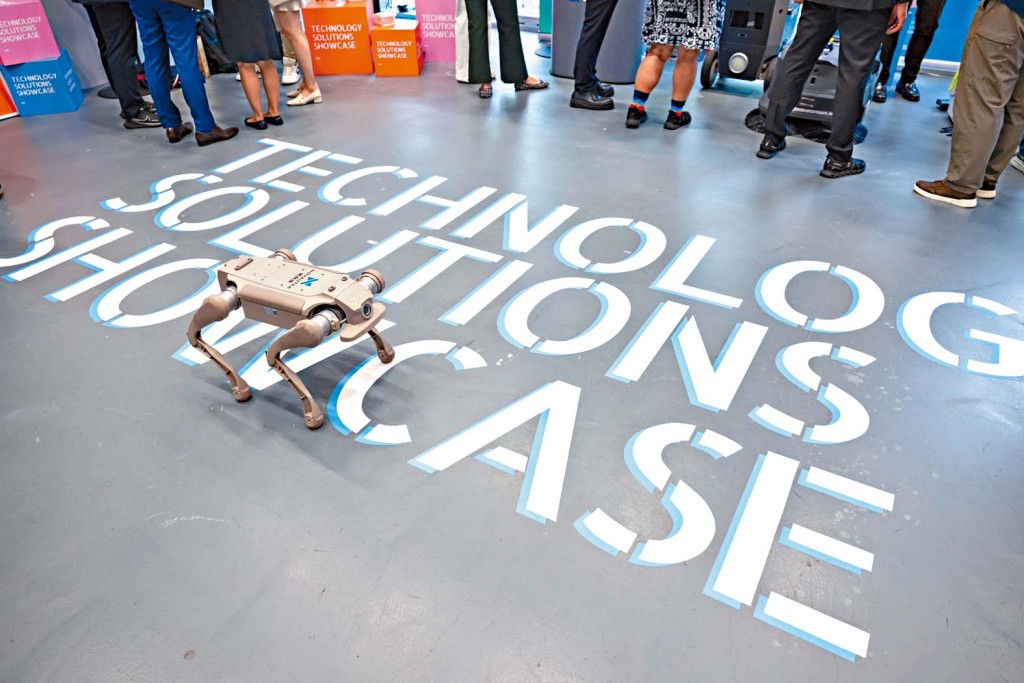 「Smart Tech Solutions Showcase」导赏团展出本地创科于机械人技术领域的最新动向，吸引公众热烈参与。