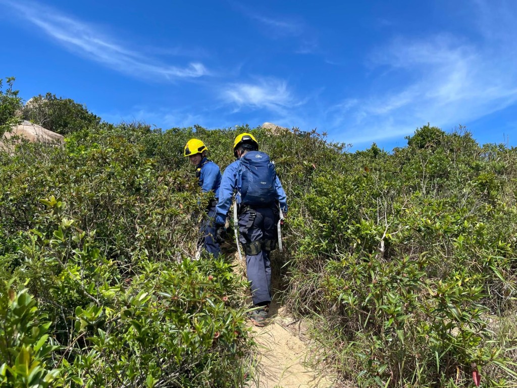 救援人員到榕樹灣、洪聖爺大灣肚至索罟灣山地塘一帶進行搜索。 救援人員到榕樹灣、洪聖爺大灣肚至索罟灣山地塘一帶進行搜索。