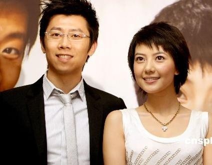 高圆圆在与张亚东分手后，曾跟内地演员夏雨因合作演出舞台剧《艳遇》而传绯闻。
